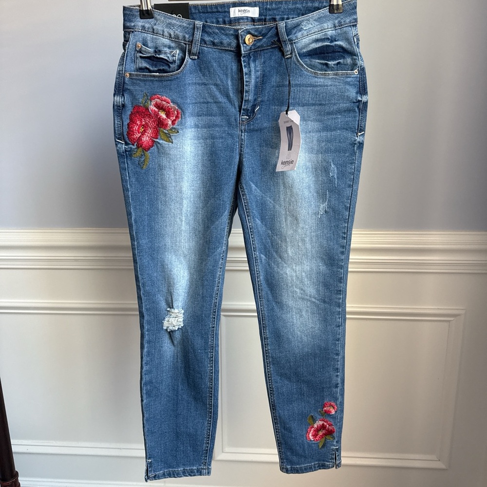 Kenzie Embroidered Rose Floral Distressed Side Slit Leg Mid Rise Jeans 8 29 NWT